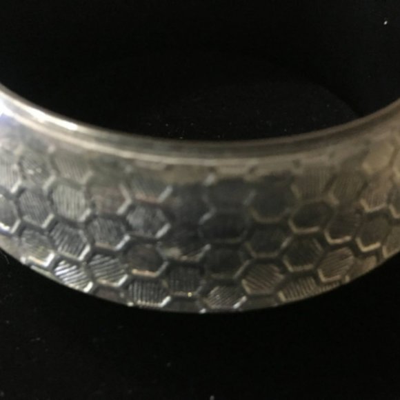 Vintage LUCITE SILVERTONE BRACELET BANGLE, Honeycomb Silver Design, Black Inside - Picture 4 of 6
